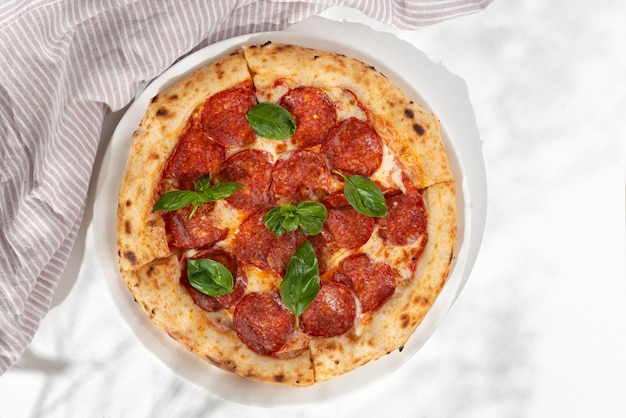 Салями пицца пепперони фаст фуд Закуска на вынос здоровая еда вид сверху
