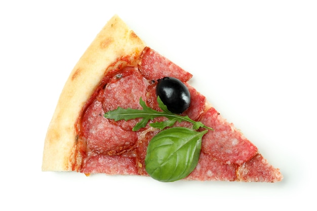 Fetta di pizza al salame isolata su sfondo bianco