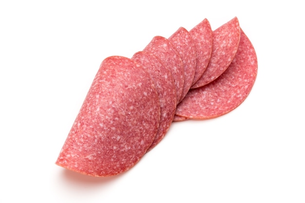 Salami plakjes geïsoleerd op de witte achtergrond