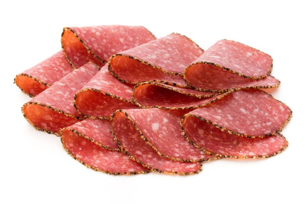 Salami plakjes geïsoleerd.