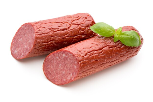 Salami rookworst, basilicum bladeren op wit