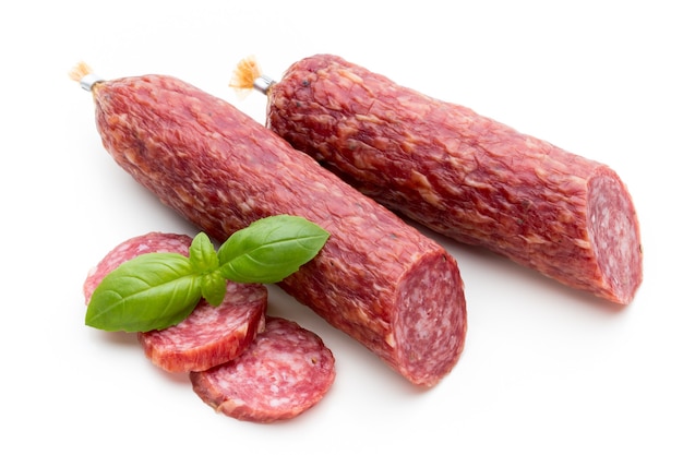 Salami rookworst, basilicumbladeren en peperkorrels geïsoleerd op een witte achtergrond.