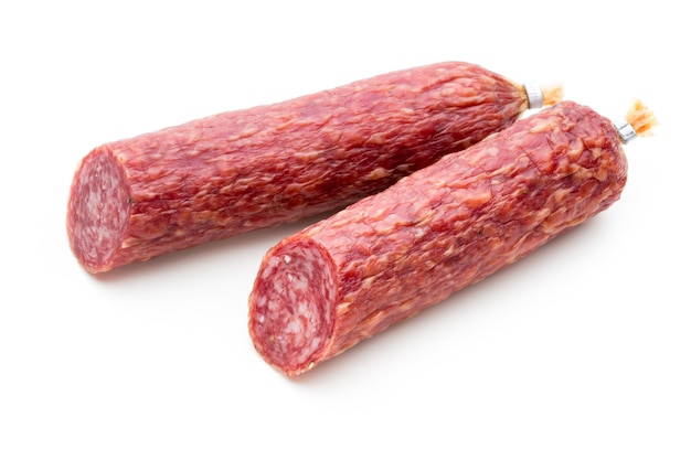 Salami rookworst, basilicumbladeren en peperkorrels geïsoleerd op een witte ondergrond.