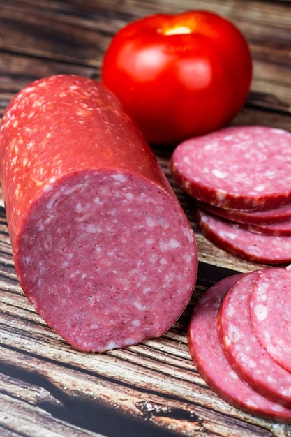 Salami, salami rookworst, gesneden op houten snijplank