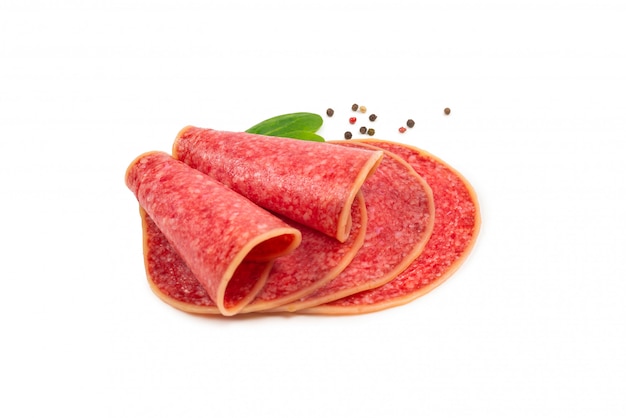 Fette del salame isolate su fondo bianco.