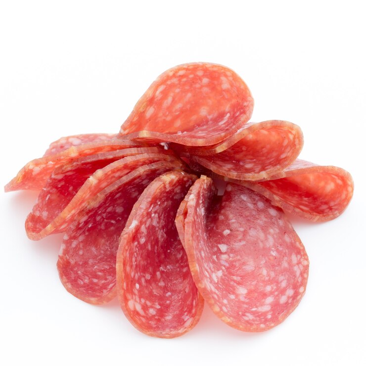 Photo salami smoked sausages slices isolated on white background