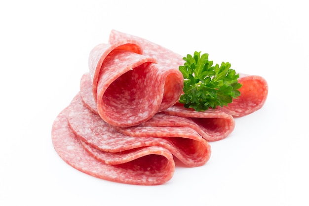 Salame affumicato fette di salsicce isolati su sfondo bianco.