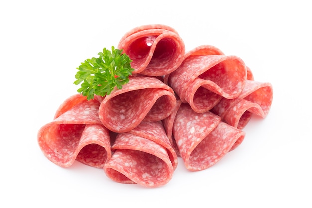 Salami worst plakjes geïsoleerd op een witte achtergrond.