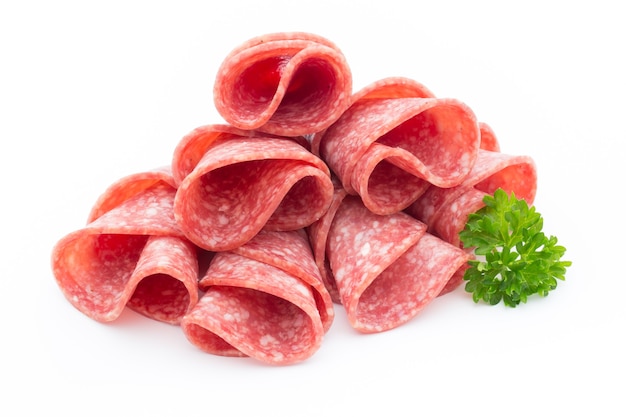 Salami worst plakjes geïsoleerd op een witte achtergrond.