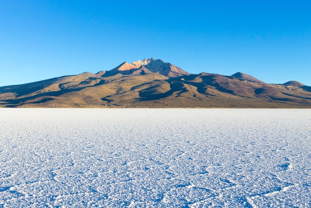 Salar de Uyuni, Bolivië. Grootste zoutvlakte ter wereld. Boliviaans landschap. Uitzicht op Cerro Tunupa