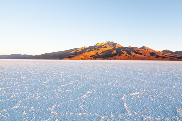 Salar de Uyuni, Bolivië. Grootste zoutvlakte ter wereld. Boliviaans landschap. Uitzicht op Cerro Tunupa