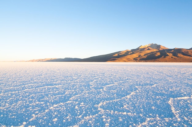 Salar de uyuni uitzicht op cerro tunupa