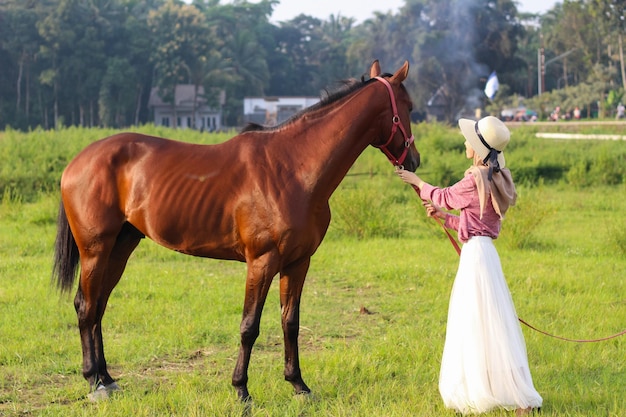 Salatiga dec 2019 Een mooie Aziatische vrouw die een hijab draagt met haar paard