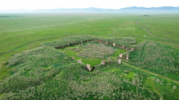 Salbyksky kurgan a khakassia, russia. un monumento dell'antichità, un culto del culto degli antenati, un patrimonio storico è un luogo misterioso. cultura e turismo. viaggio in russia.