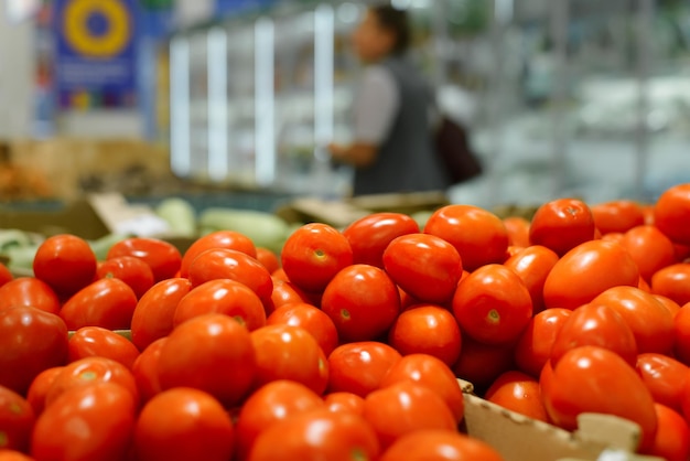쇼핑몰 근접 촬영 선택적 소프트 포커스에서 잘 익은 빨간 토마토의 판매 무리