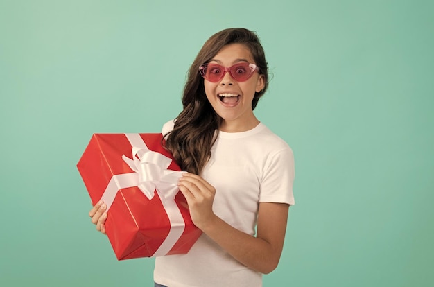 Sale and discount surprise for her boxing day amazed kid with present box