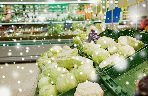 Photo sale harvest food vegetables and agriculture concept close up of cabbage at grocery store or market over snow