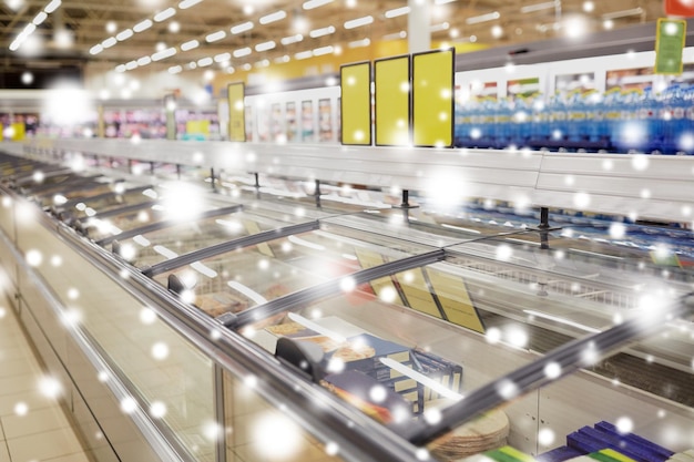 Фото Продажа покупок потребительство и хранение концепция морозильников в продуктовом магазине над снегом