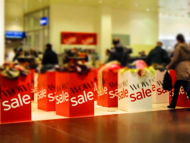 Foto cartelli di vendita in un centro commerciale