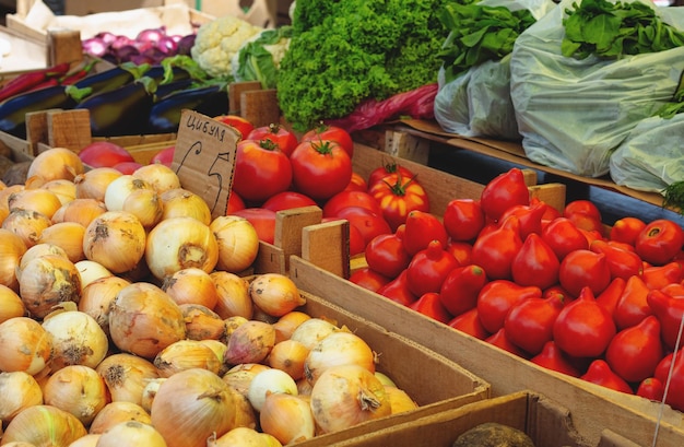 Foto vendita di verdure nel mercato di strada