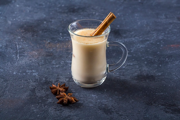 Salepdrank met kaneelstokjes met steranijs