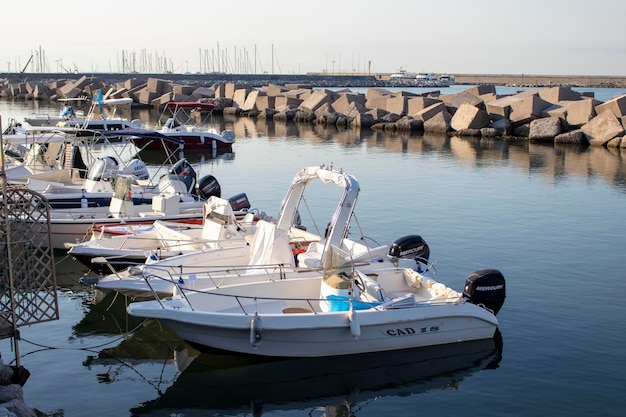 Salerno Italië 7 augustus 2022 Een prachtig panorama van de boten in de zee in Salerno, het fantastische