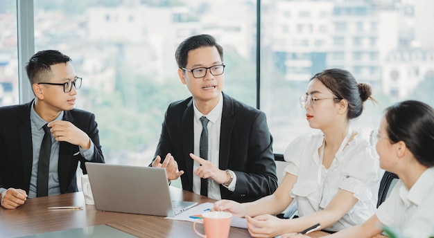 Il responsabile del team di vendita presenta il business plan per il prossimo mese