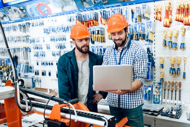 I venditori stanno lavorando nel negozio di utensili elettrici