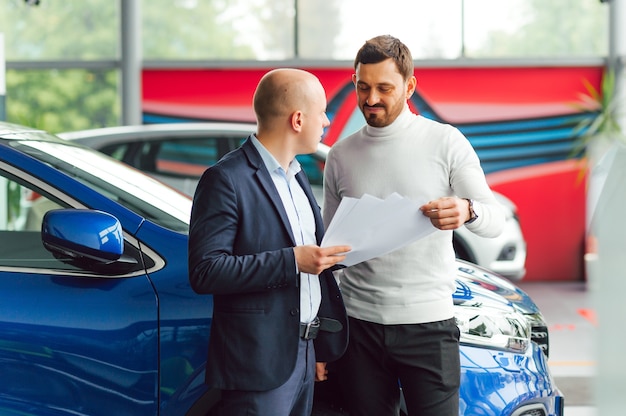 Photo salesperson selling cars at car dealership