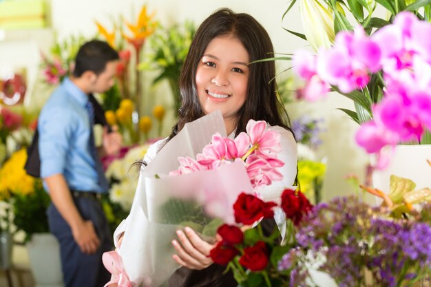 Commessa e cliente nel negozio di fiori