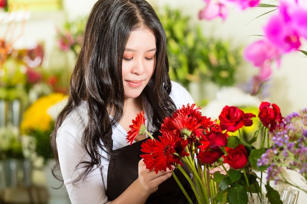 Commessa in un negozio di fiori