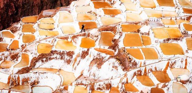 Salinas de maras bij de zoutwinning van cusco in peru