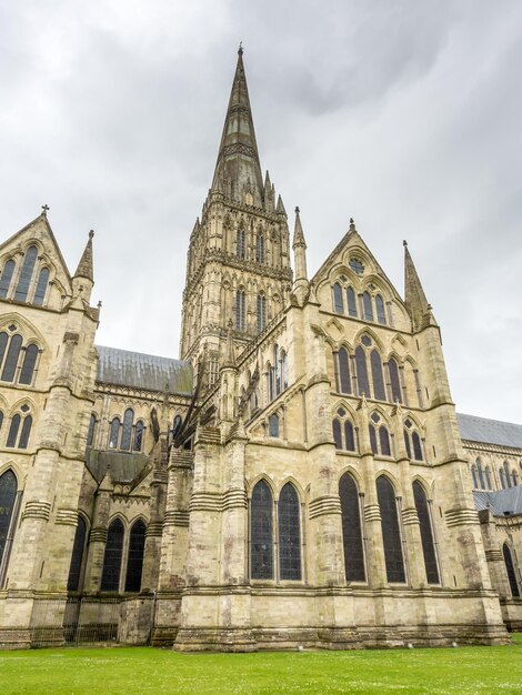 Солсберийский собор — англиканский собор под облачным небом. У него самый высокий церковный шпиль в Великобритании.