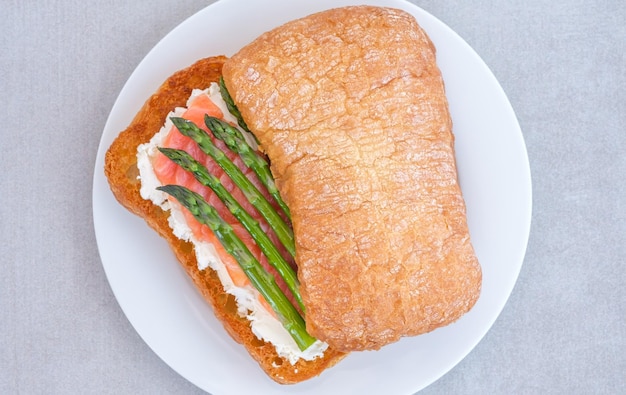 Photo salmon asparagus sandwich