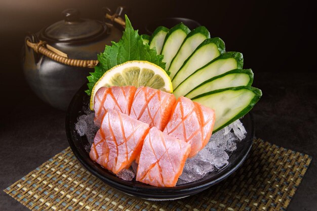 사진 연어 배 사시미 (salmon belly sashimi) 는 게 잘라진 연어 배로 만든 일본 요리의 일종이다.