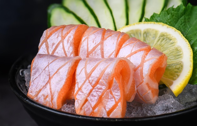 사진 연어 배 사시미 (salmon belly sashimi) 는 게 잘라진 연어 배로 만든 일본 요리의 일종이다.