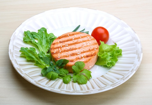 Foto cotoletta di hamburger di salmone