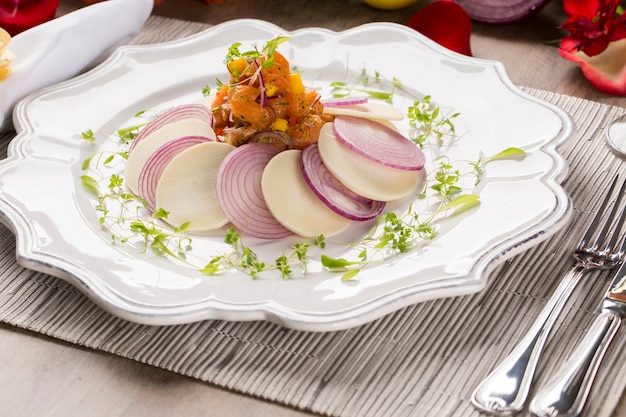 Ceviche al salmone. piatto tradizionale peruviano.