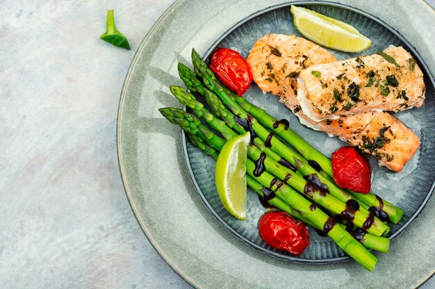 Salmon cooked with asparagus