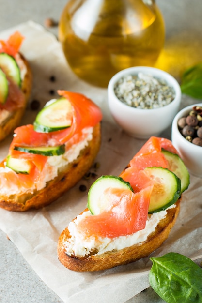 Photo salmon, cucumber and cream cheese bruschetta.