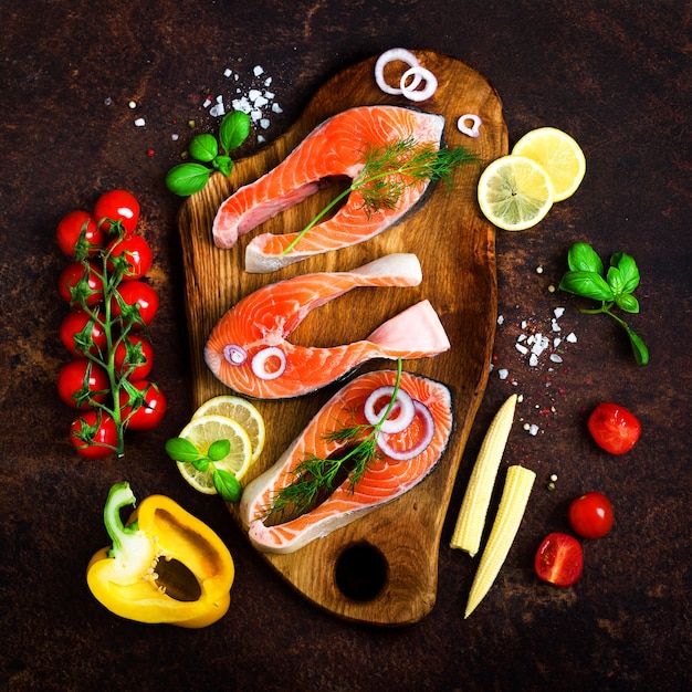 Foto filetto di salmone, pesce su legno. cibo sano, dieta o concetto di cucina.