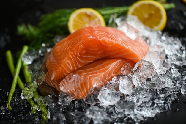 Филе лосося с лимонной спаржей, травой и специями, свежая сырая рыба лосося на льду для приготовления пищи, лосось из морепродуктов