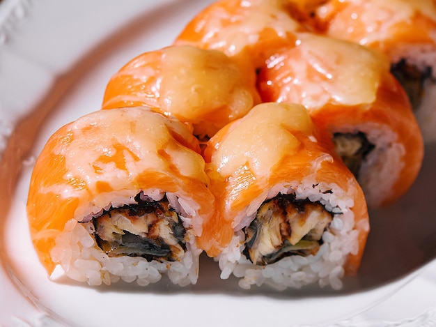 Photo salmon fried sushi roll with eel and cheese