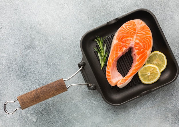 Photo salmon and lemon on pan flat lay