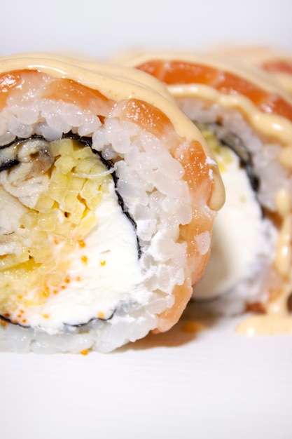 Photo salmon mango eel sushi roll