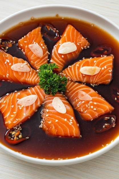 Shoyu marinato al salmone o salsa di soia marinata al salmone in stile coreano