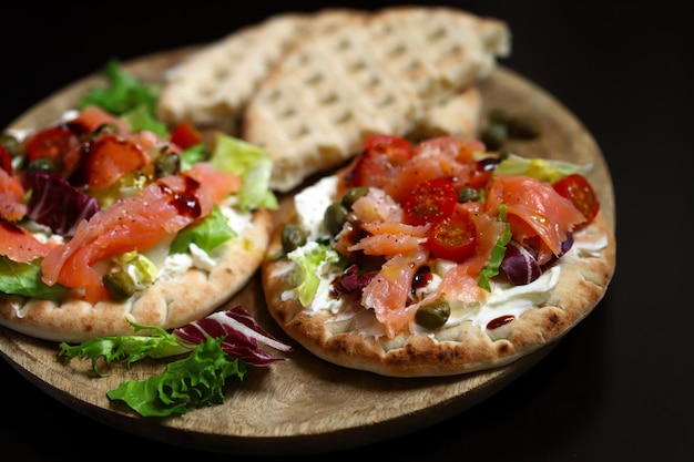 Salmon pita with vegetables and white cheese