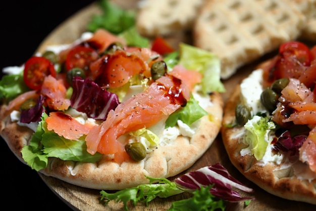 Salmon pita with vegetables and white cheese