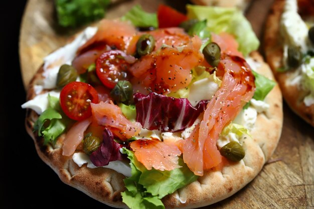 Pita di salmone con verdure e formaggio bianco