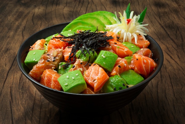 Poke bowl di salmone con ingredienti di avocado